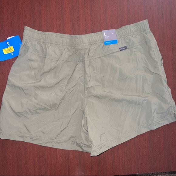 Columbia Women's Cargo Shorts - Green - Picture 3 of 3